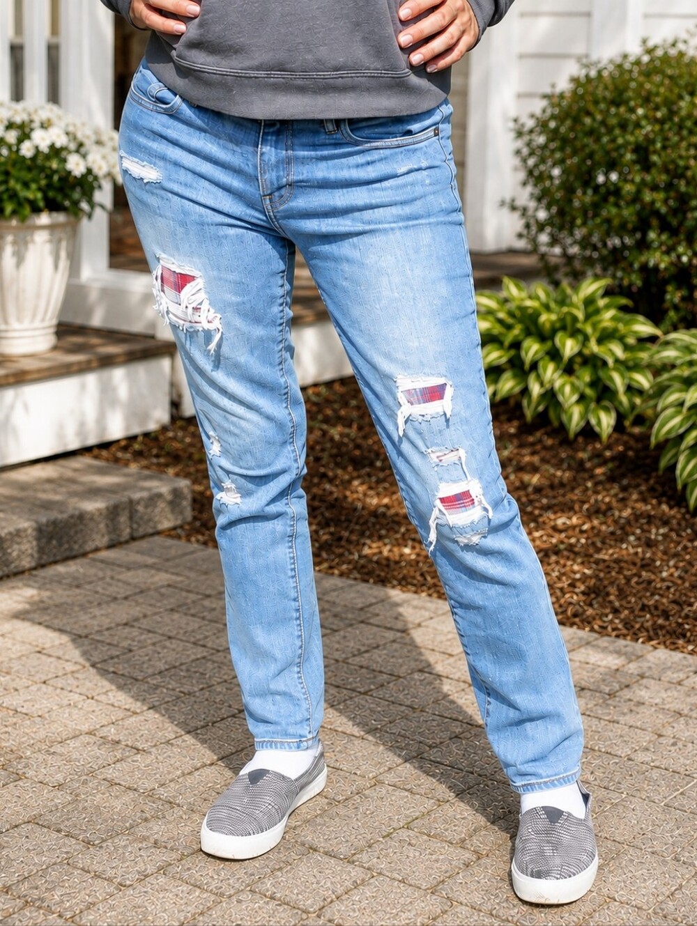 💜 size 26R Gap distressed plaid patched jeans 👖